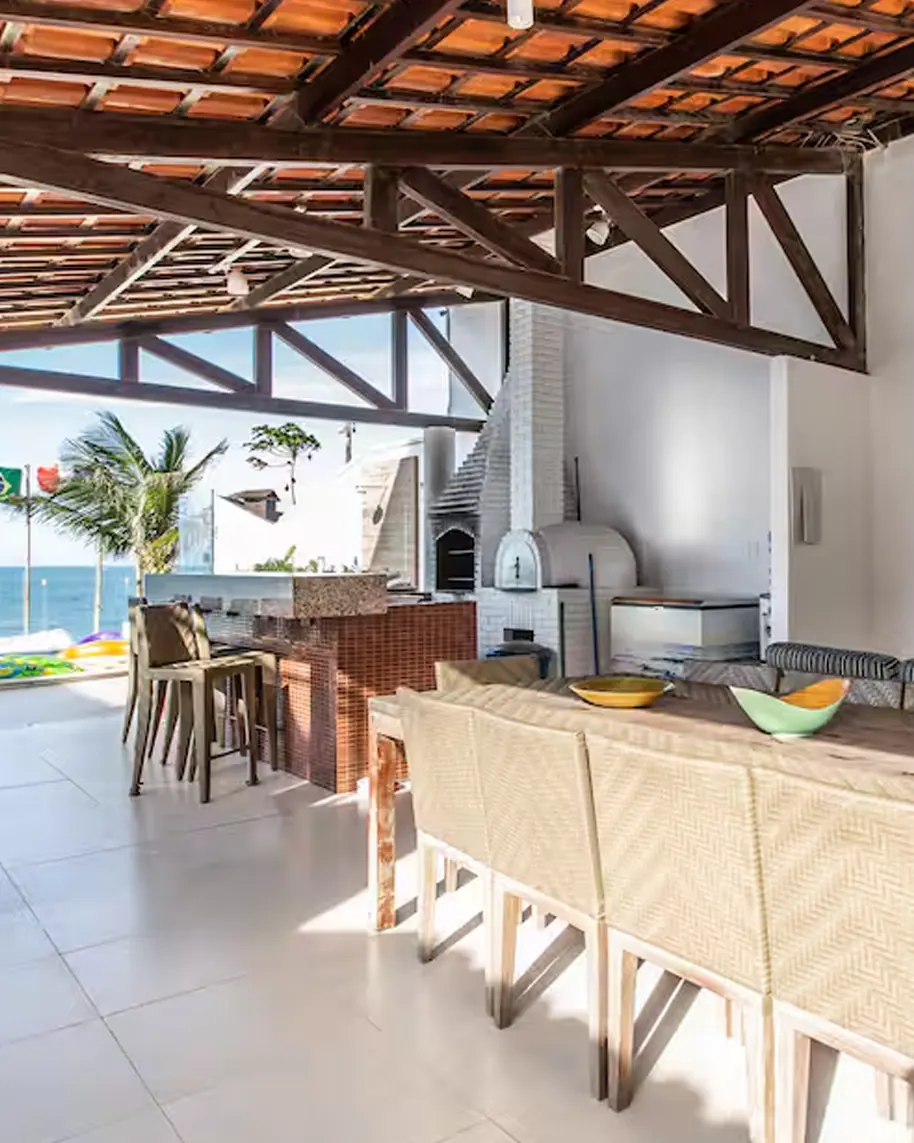Deck com churrasqueira e área gourmet ao ar livre