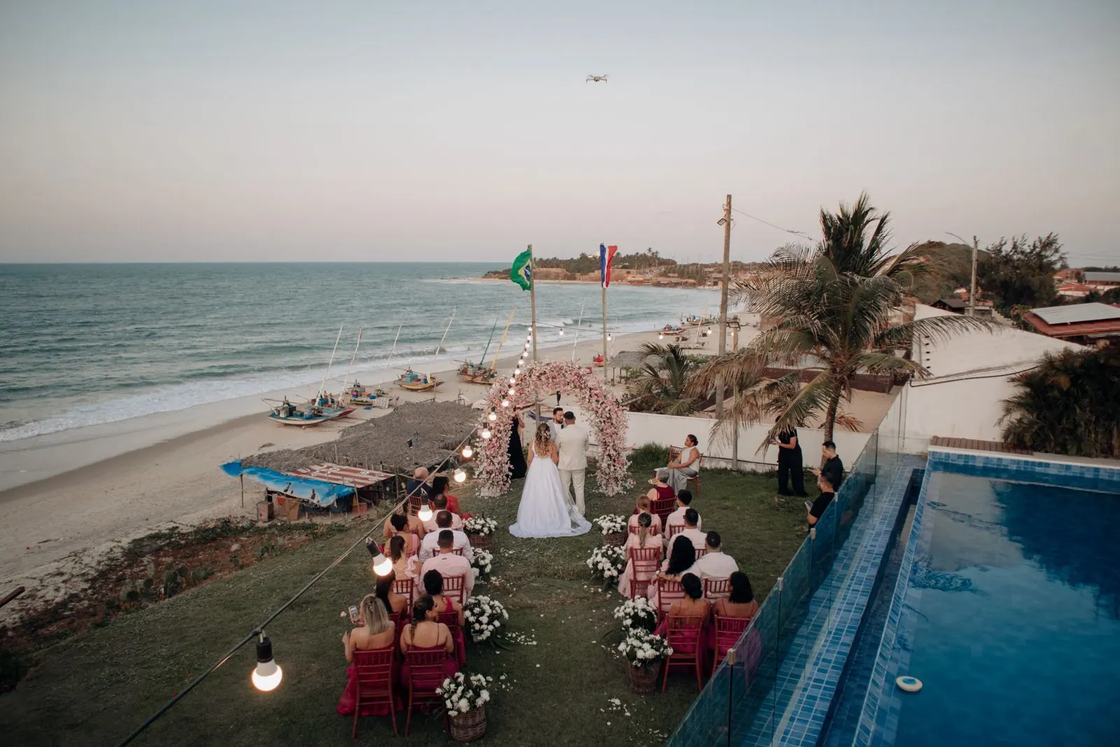 Cerimônia de casamento à beira-mar com vista para o oceano
